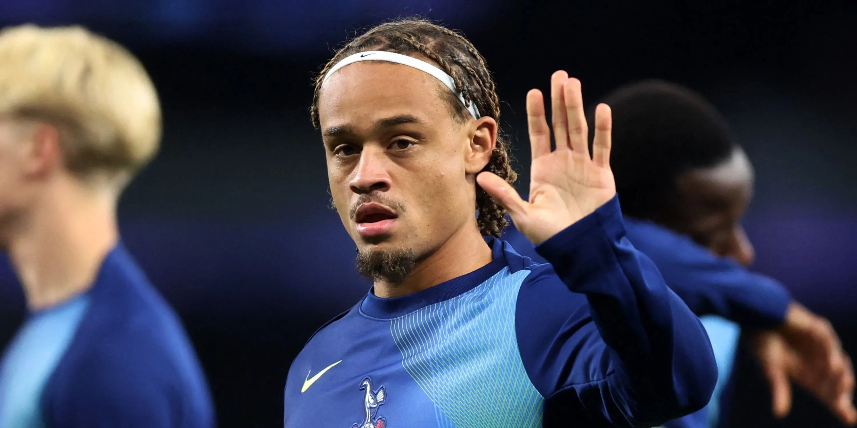 Xavi Simons Tottenham Premier League - Nhà vô địch châu Âu chạy theo bóng trong trận đấu tại Stamford Bridge